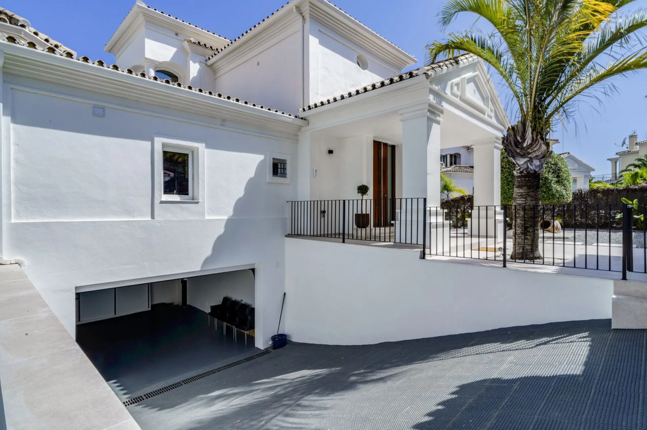 Settled in a small gated community, with views over the golf, this property surely is a gem.