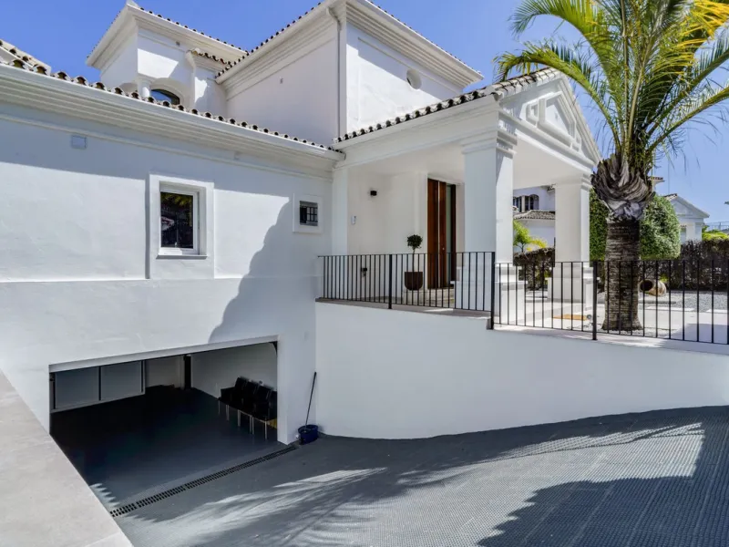 Settled in a small gated community, with views over the golf, this property surely is a gem.