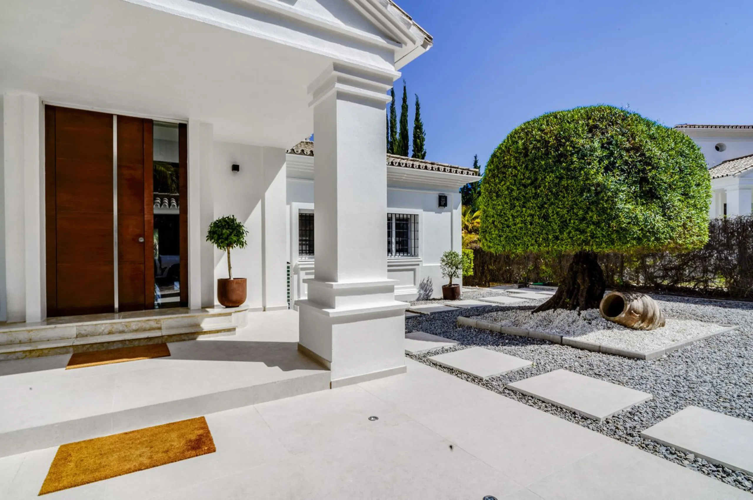Settled in a small gated community, with views over the golf, this property surely is a gem.