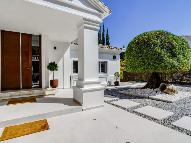 Settled in a small gated community, with views over the golf, this property surely is a gem.