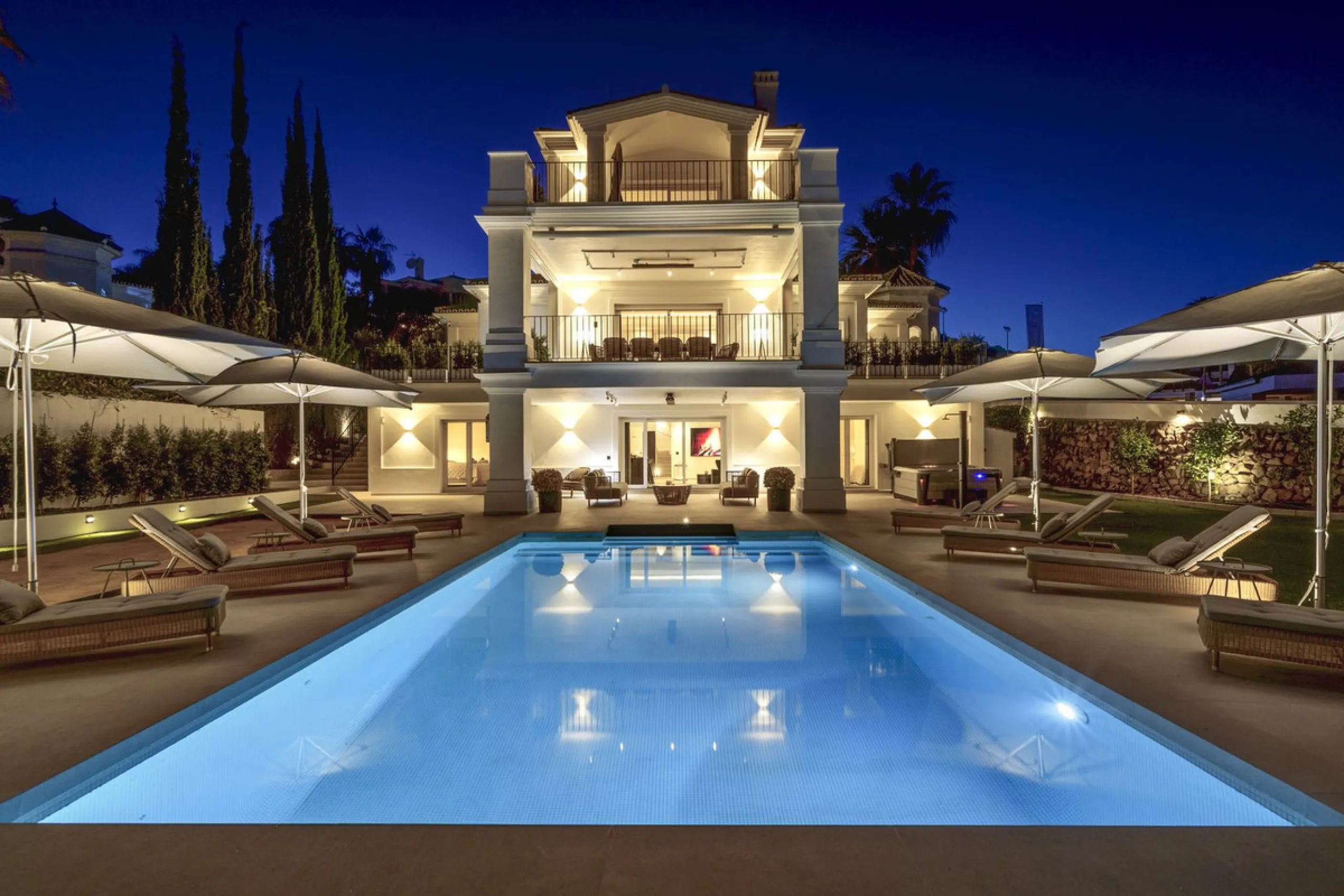 Settled in a small gated community, with views over the golf, this property surely is a gem.