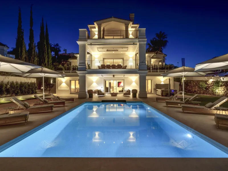 Settled in a small gated community, with views over the golf, this property surely is a gem.