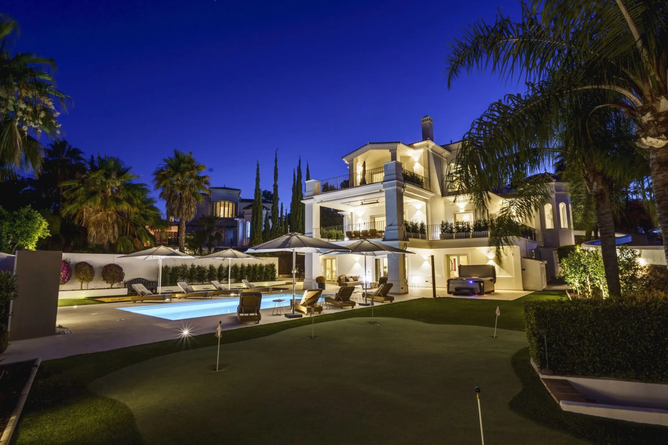 Settled in a small gated community, with views over the golf, this property surely is a gem.