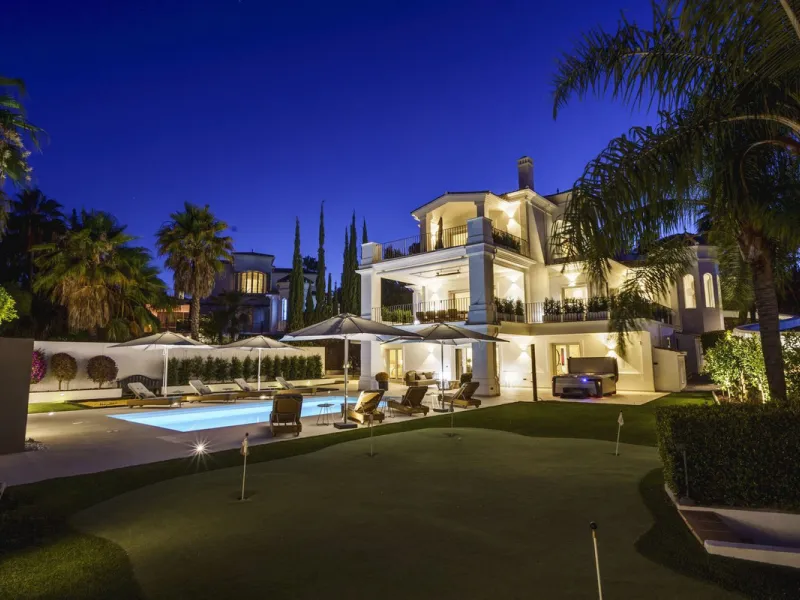 Settled in a small gated community, with views over the golf, this property surely is a gem.