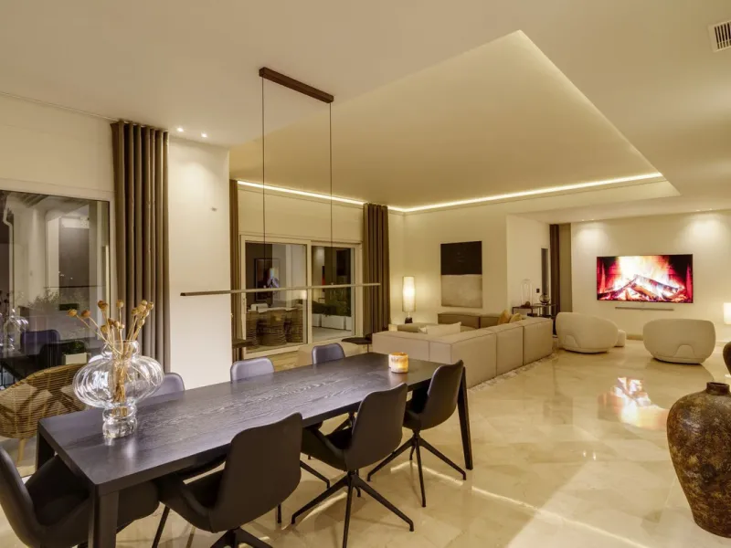 Settled in a small gated community, with views over the golf, this property surely is a gem.