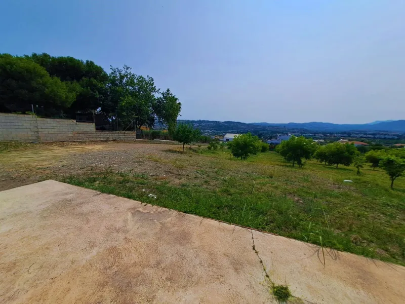 Plot of walnut trees of almost 5.000 m2 next to the Lagunas de Mijas. It is an agricultural property with electricity and water, it has a quarterly water cost of 150 euros fixed, so with 50 euros per month you have all the necessary water for the farm. On