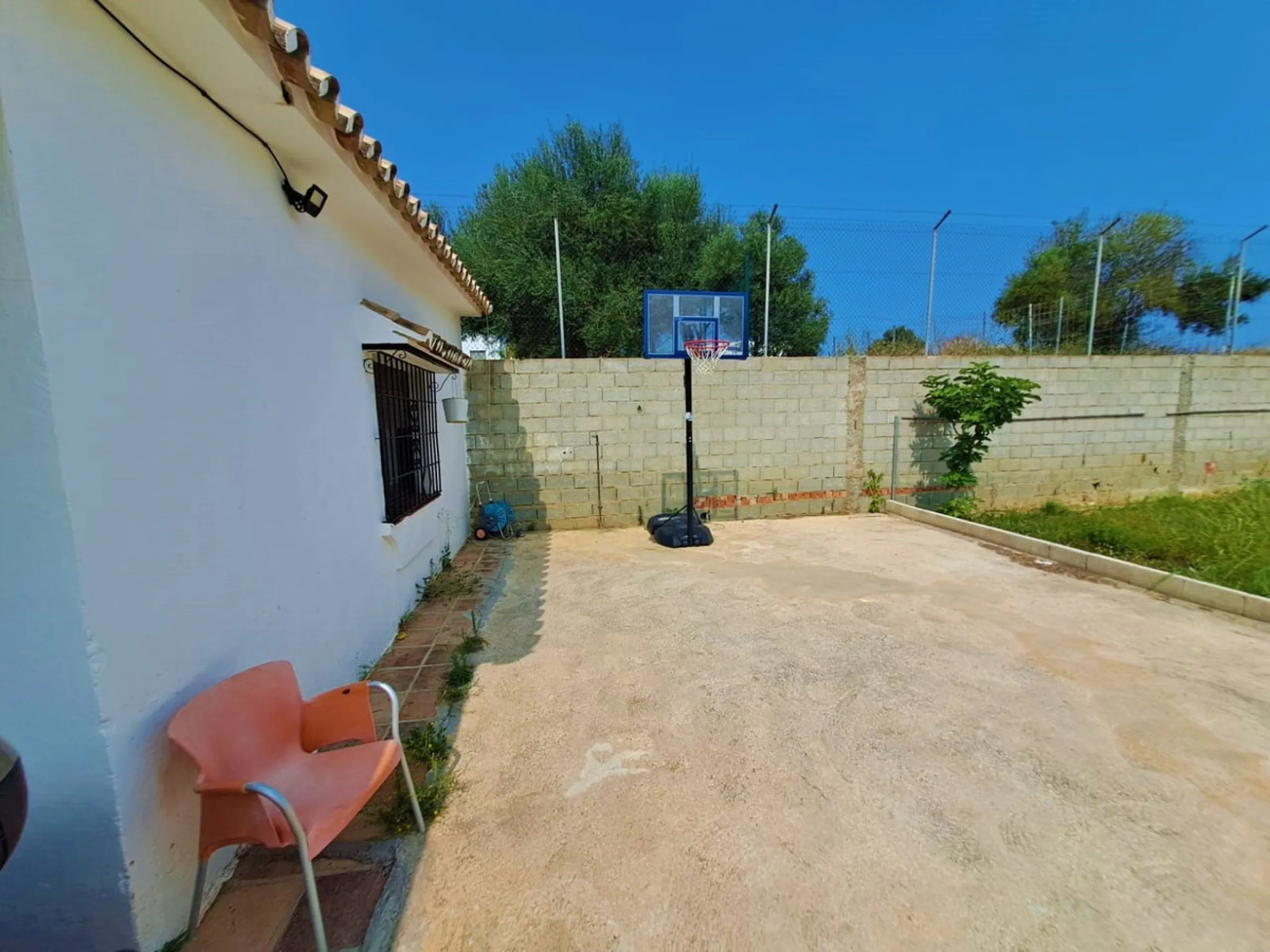 Plot of walnut trees of almost 5.000 m2 next to the Lagunas de Mijas. It is an agricultural property with electricity and water, it has a quarterly water cost of 150 euros fixed, so with 50 euros per month you have all the necessary water for the farm. On