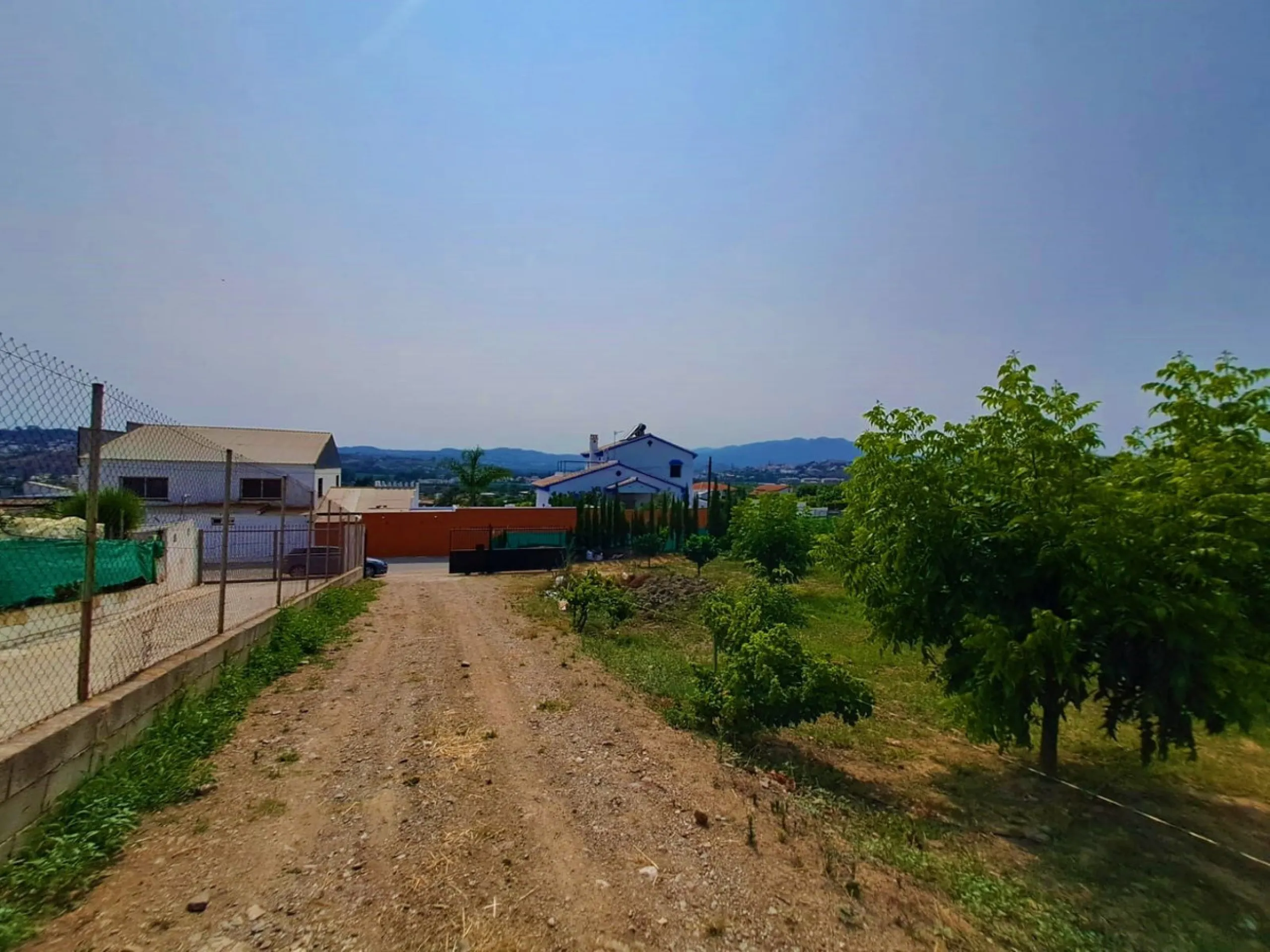 Plot of walnut trees of almost 5.000 m2 next to the Lagunas de Mijas. It is an agricultural property with electricity and water, it has a quarterly water cost of 150 euros fixed, so with 50 euros per month you have all the necessary water for the farm. On