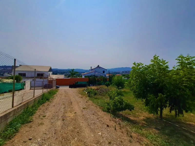 Plot of walnut trees of almost 5.000 m2 next to the Lagunas de Mijas. It is an agricultural property with electricity and water, it has a quarterly water cost of 150 euros fixed, so with 50 euros per month you have all the necessary water for the farm. On