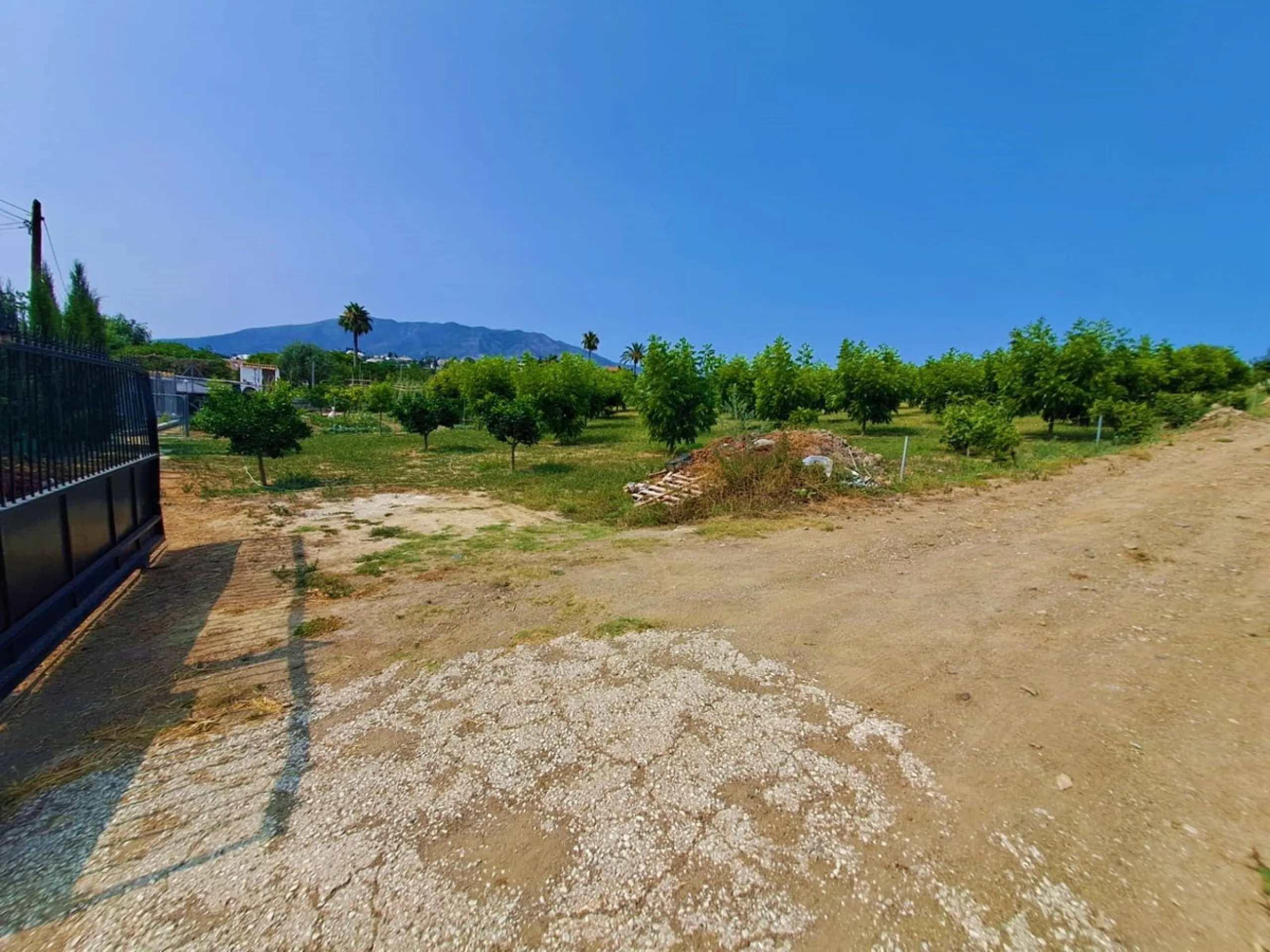 Plot of walnut trees of almost 5.000 m2 next to the Lagunas de Mijas. It is an agricultural property with electricity and water, it has a quarterly water cost of 150 euros fixed, so with 50 euros per month you have all the necessary water for the farm. On