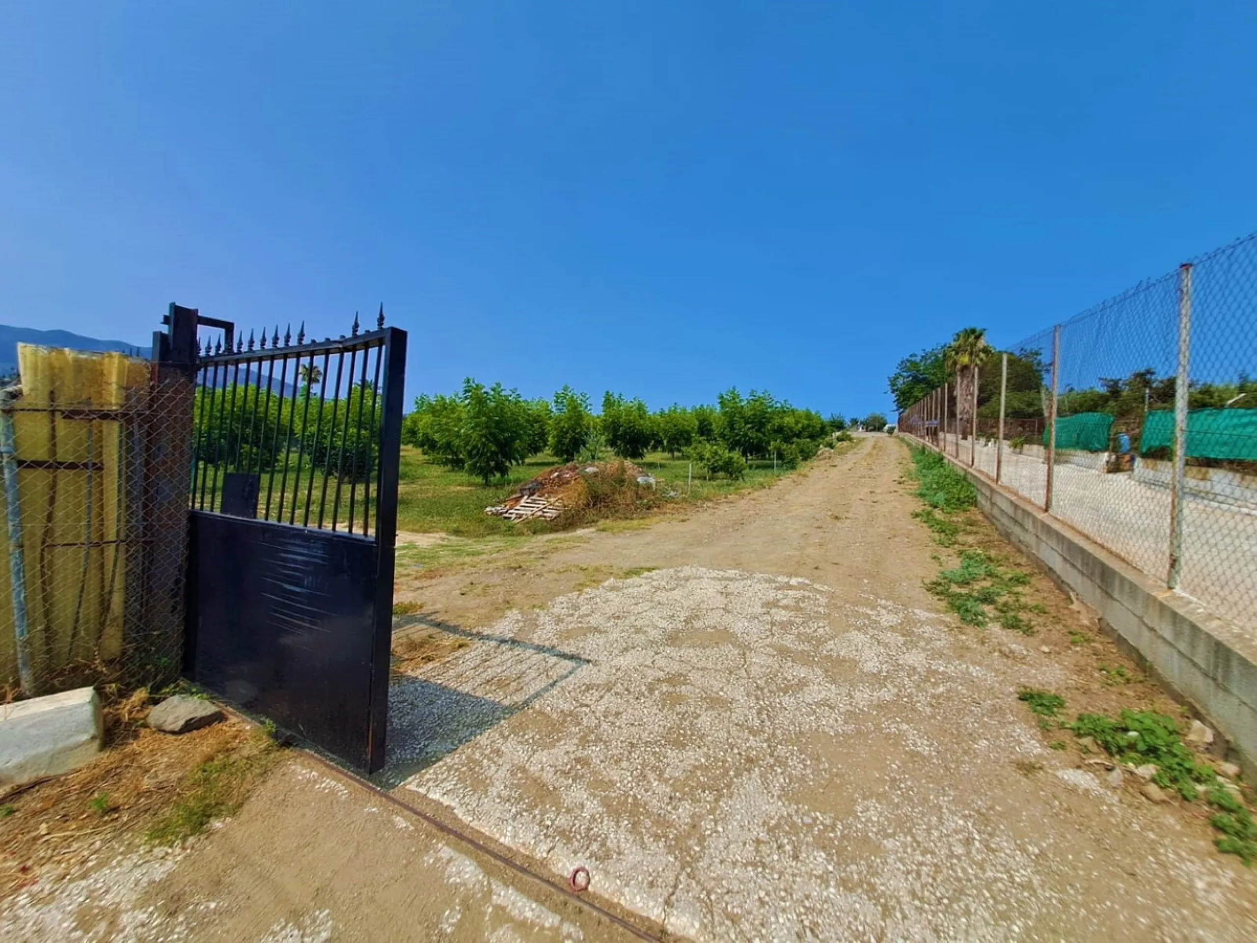 Plot of walnut trees of almost 5.000 m2 next to the Lagunas de Mijas. It is an agricultural property with electricity and water, it has a quarterly water cost of 150 euros fixed, so with 50 euros per month you have all the necessary water for the farm. On