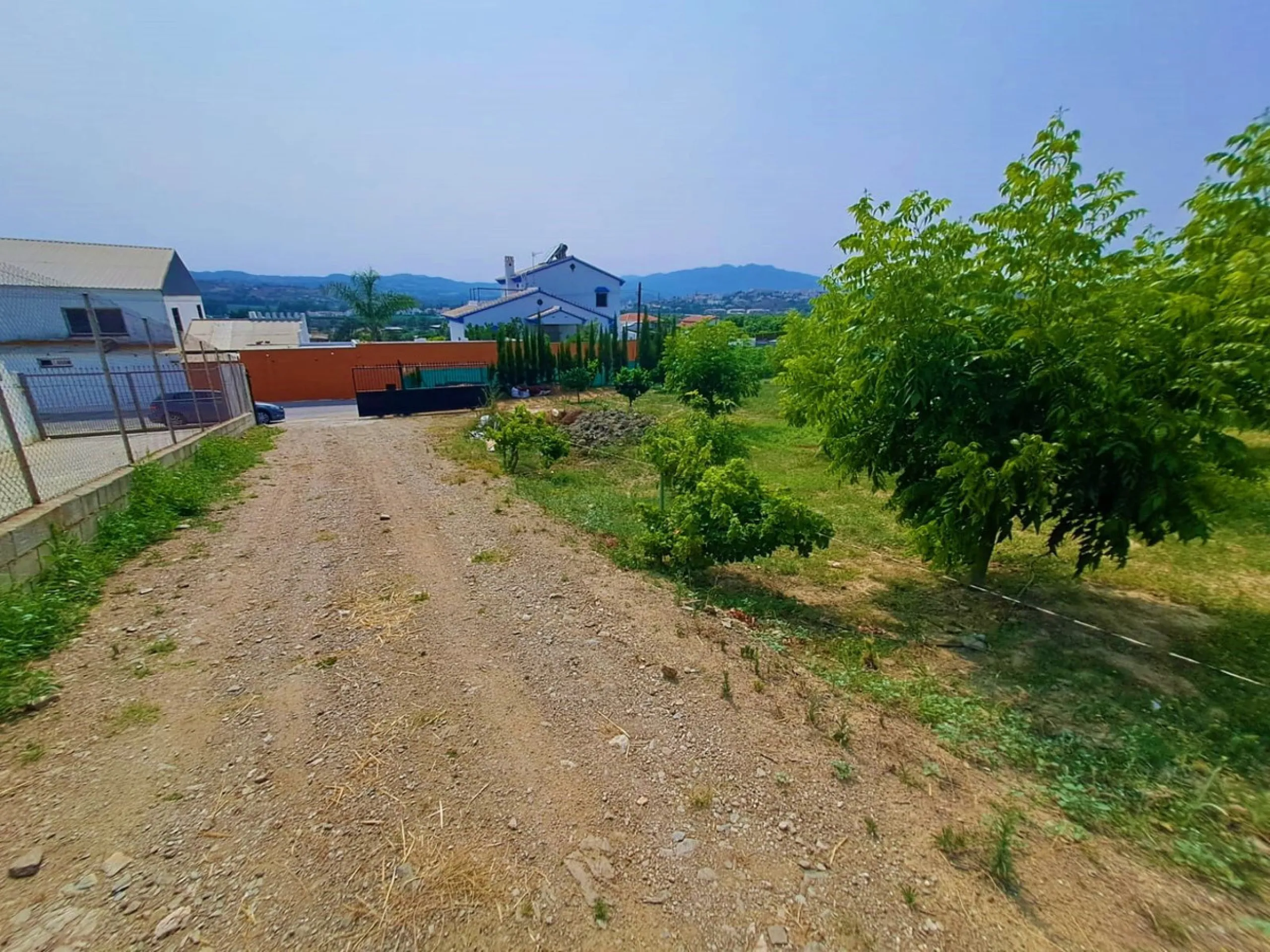 Plot of walnut trees of almost 5.000 m2 next to the Lagunas de Mijas. It is an agricultural property with electricity and water, it has a quarterly water cost of 150 euros fixed, so with 50 euros per month you have all the necessary water for the farm. On