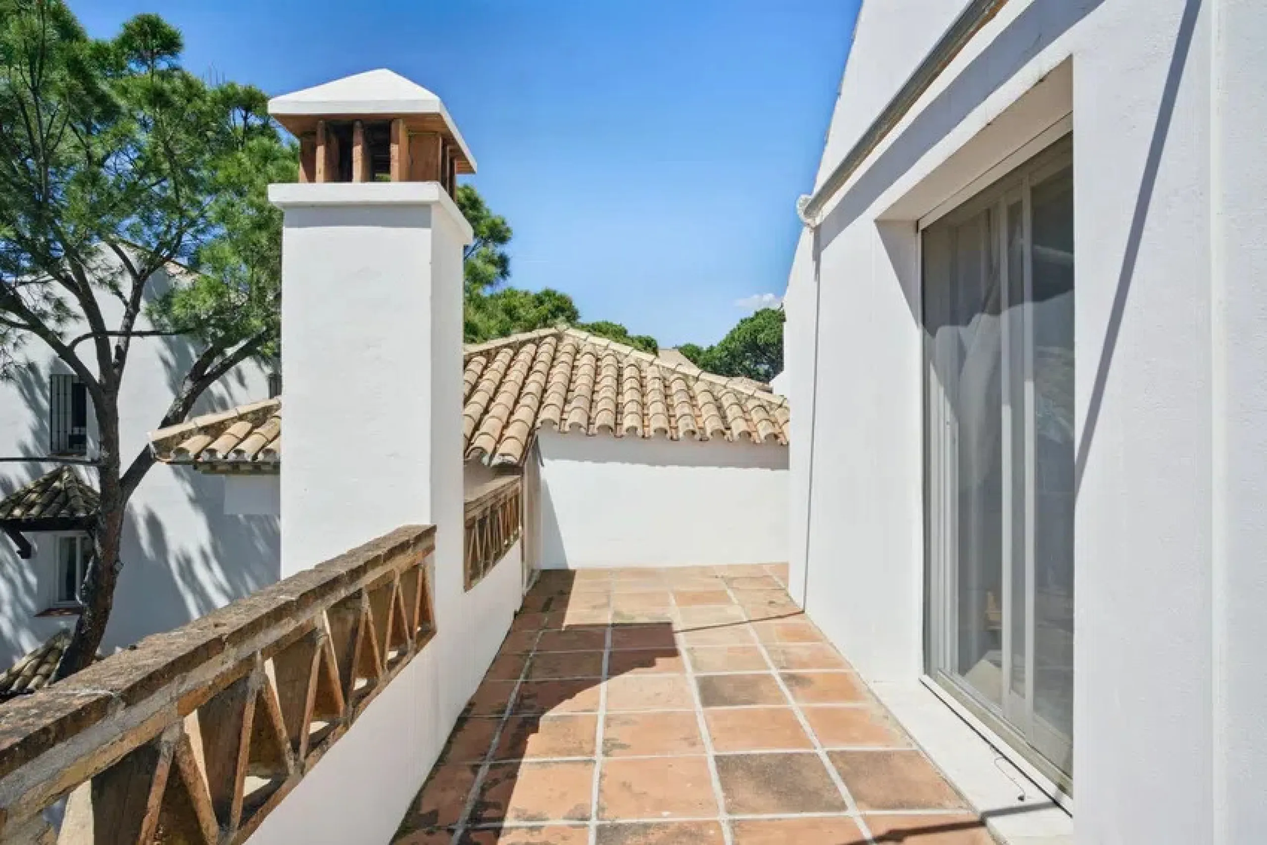 Im Herzen von Nueva Andalucía, nur 5 Autominuten von Puerto Banús und den Stränden entfernt, befindet sich dieses geräumige Penthouse mit vier Schlafzimmern in der begehrten Wohnanlage Los Pinos de Aloha