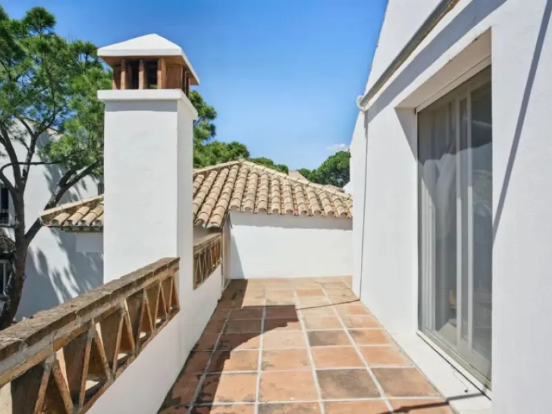 Im Herzen von Nueva Andalucía, nur 5 Autominuten von Puerto Banús und den Stränden entfernt, befindet sich dieses geräumige Penthouse mit vier Schlafzimmern in der begehrten Wohnanlage Los Pinos de Aloha