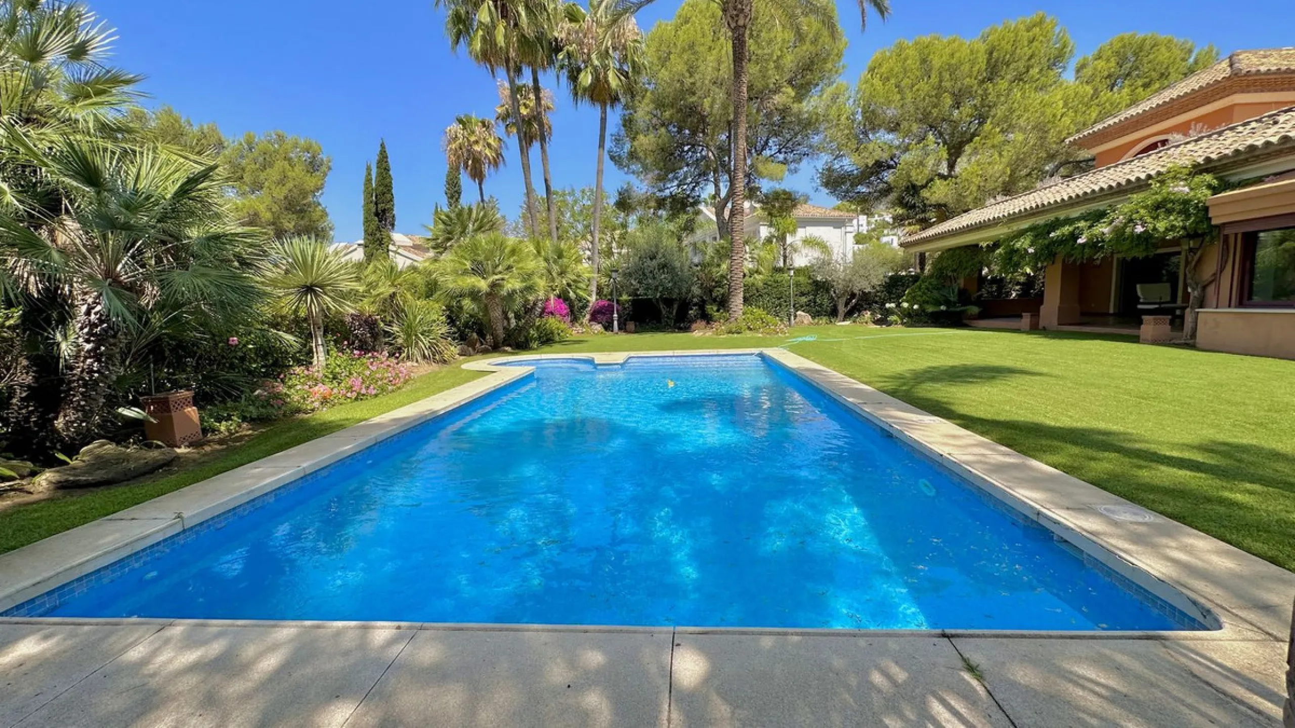 This villa is located in the prestigious and secure community  of Golden Mile Marbella.