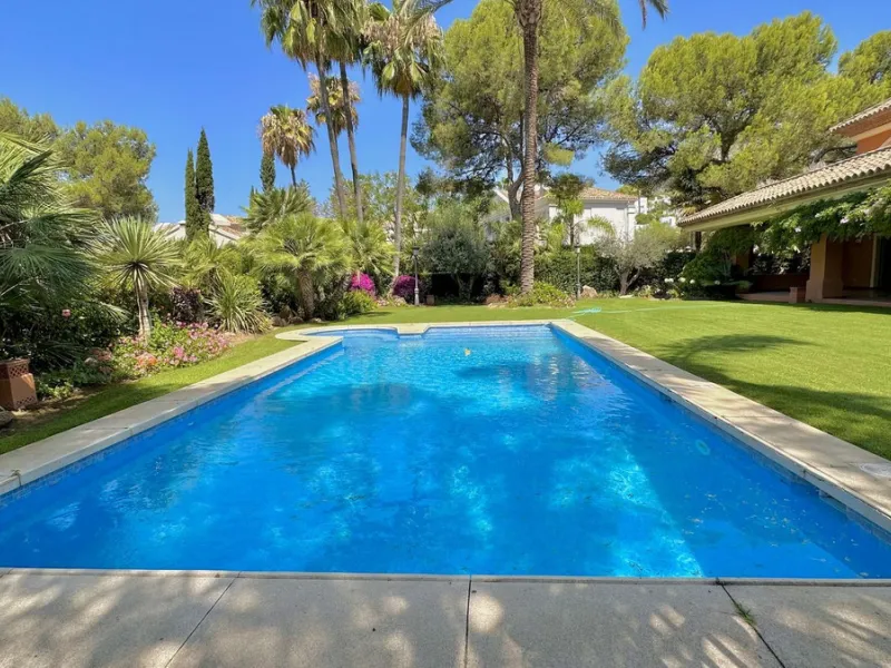 This villa is located in the prestigious and secure community  of Golden Mile Marbella.