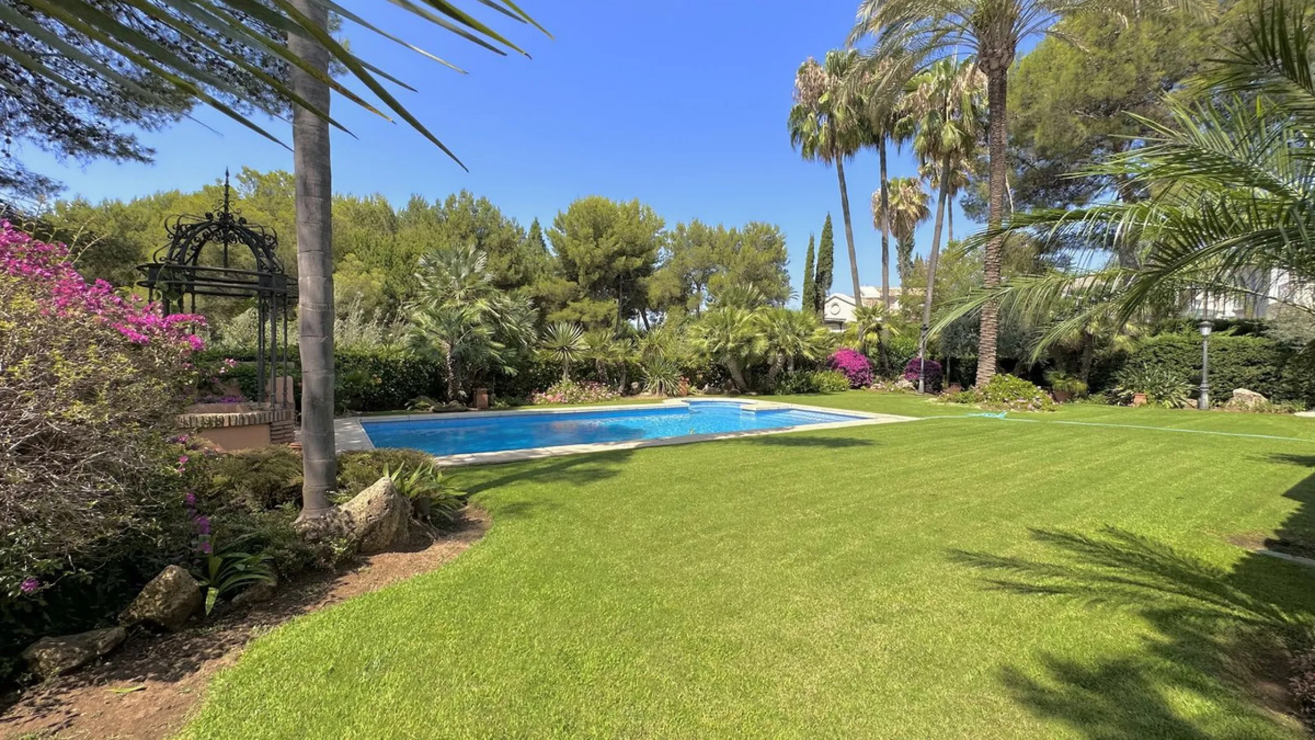 This villa is located in the prestigious and secure community  of Golden Mile Marbella.