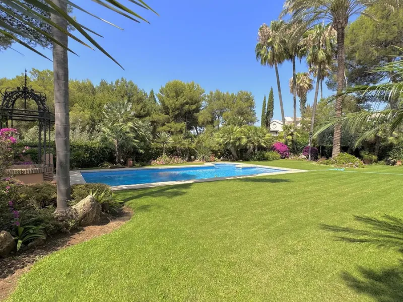 This villa is located in the prestigious and secure community  of Golden Mile Marbella.