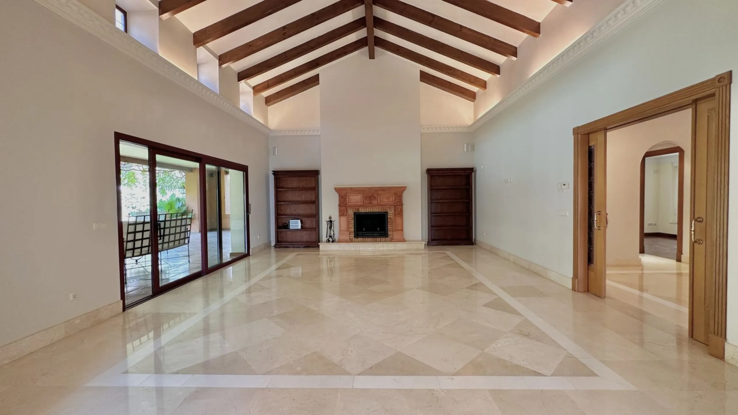 This villa is located in the prestigious and secure community  of Golden Mile Marbella.