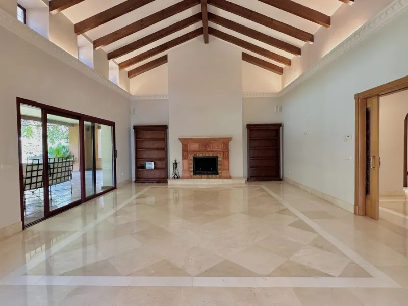 This villa is located in the prestigious and secure community  of Golden Mile Marbella.