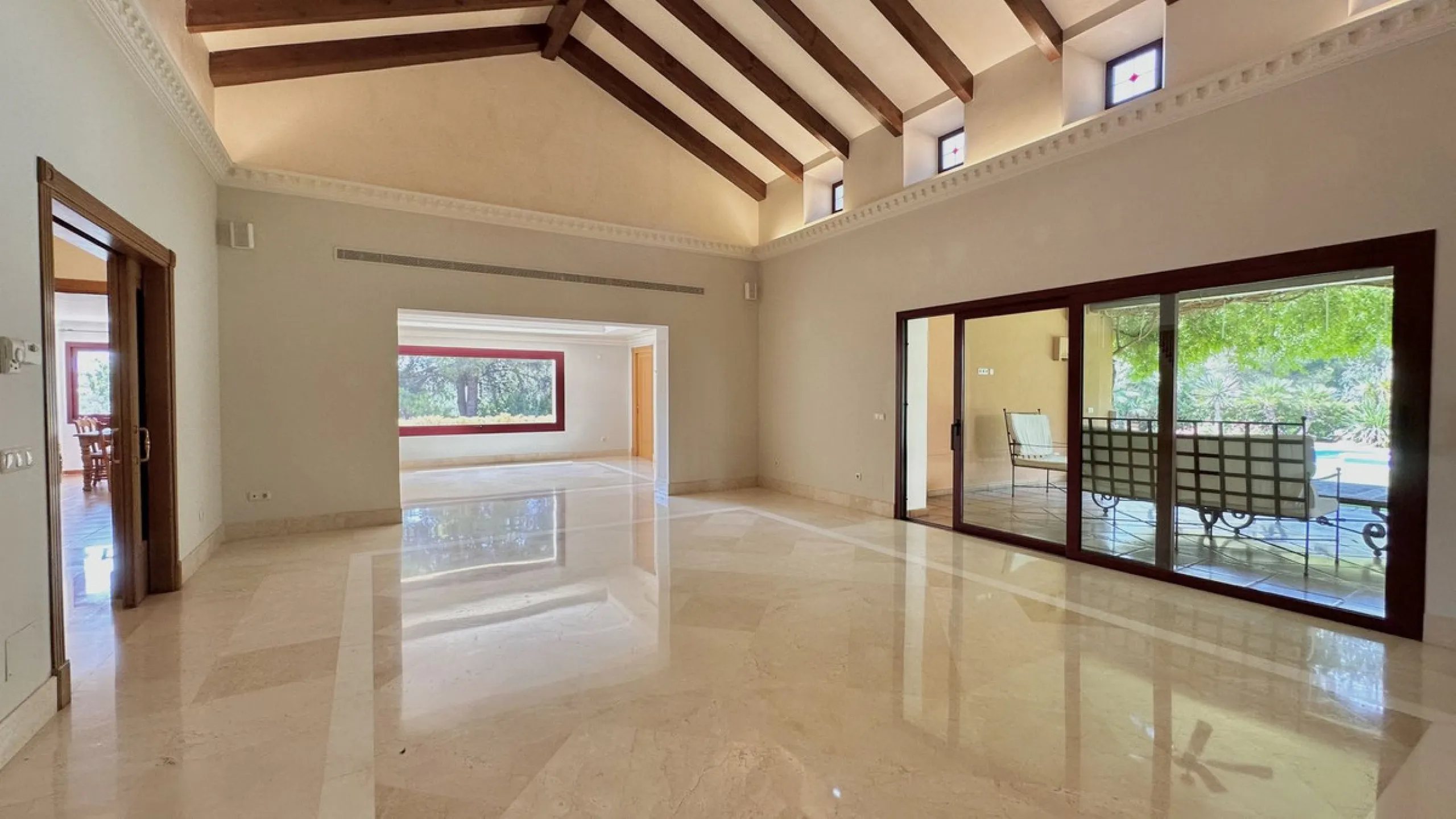 This villa is located in the prestigious and secure community  of Golden Mile Marbella.