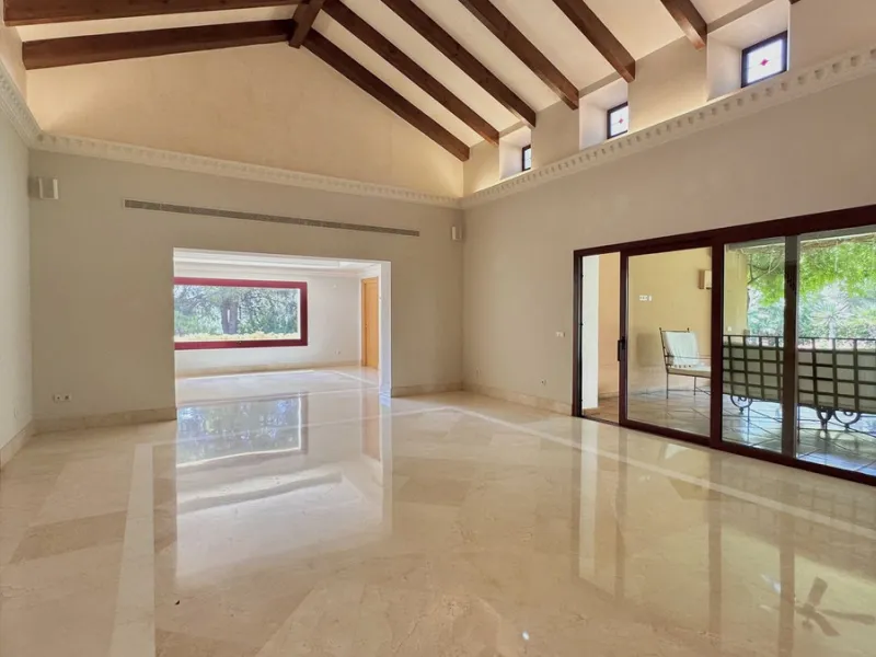 This villa is located in the prestigious and secure community  of Golden Mile Marbella.