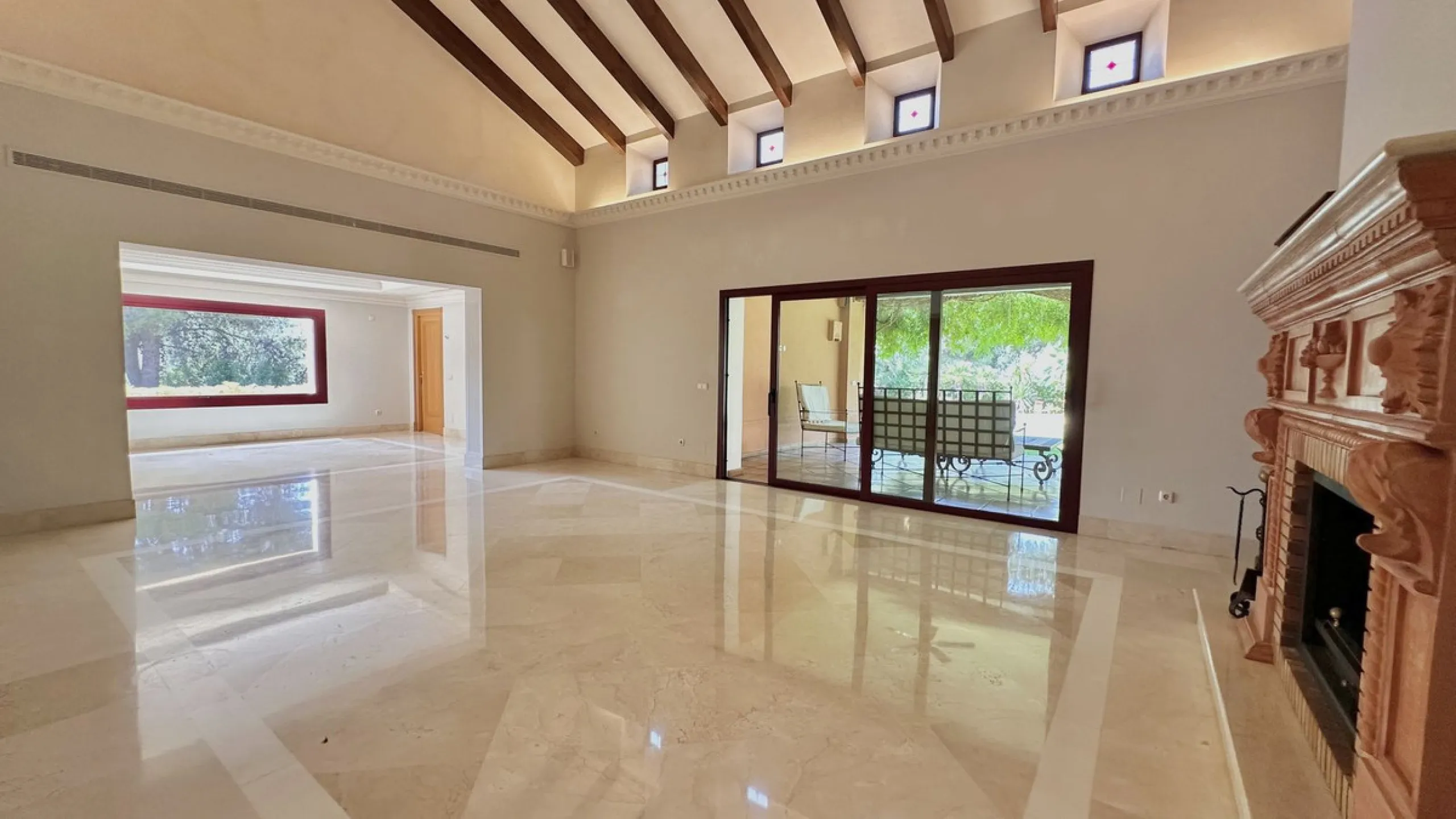 This villa is located in the prestigious and secure community  of Golden Mile Marbella.