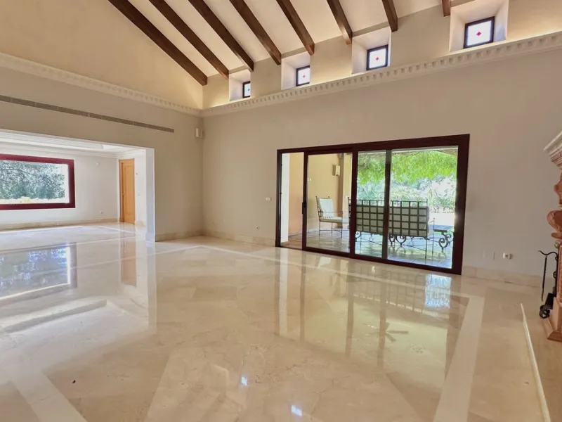 This villa is located in the prestigious and secure community  of Golden Mile Marbella.