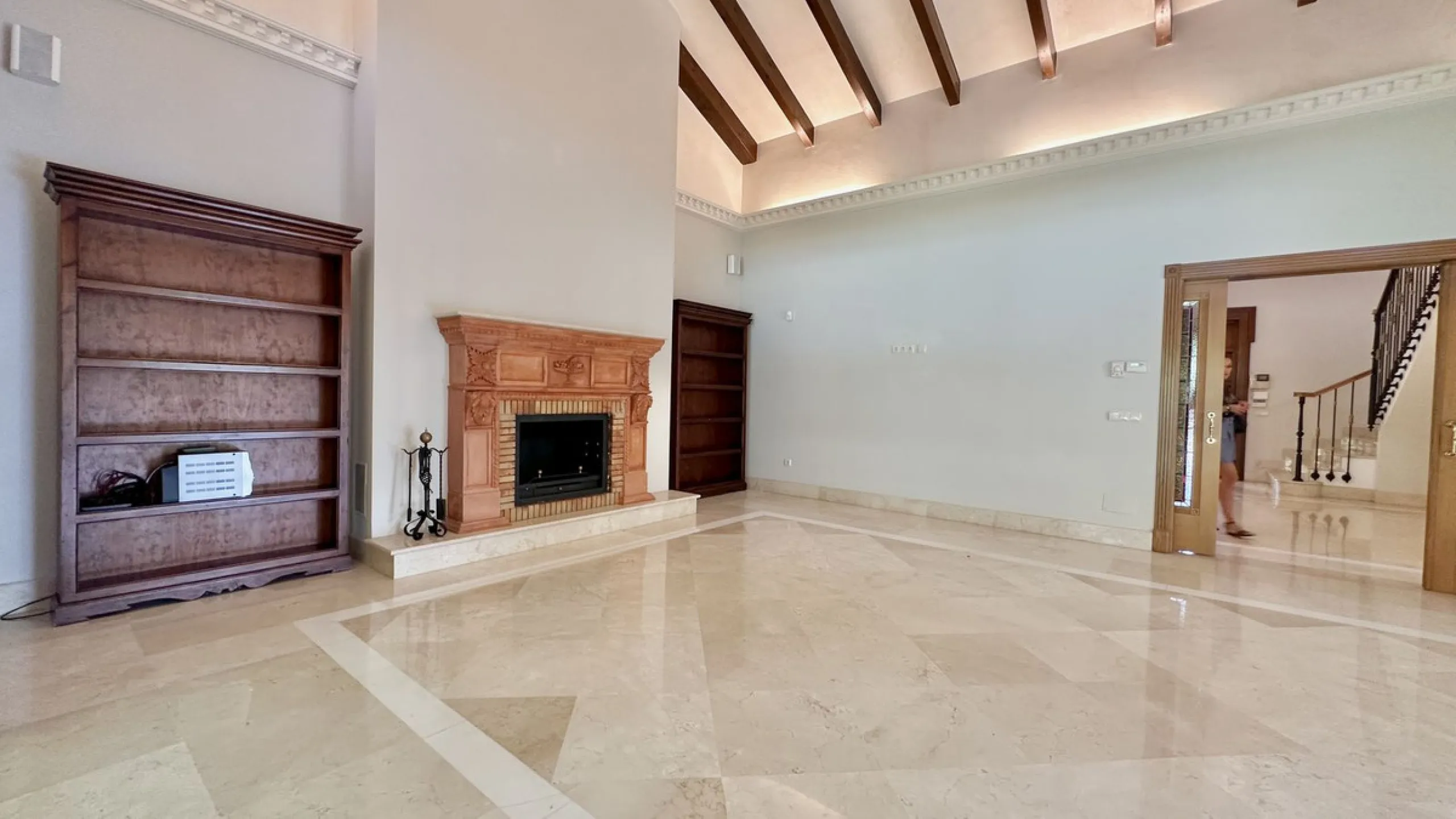 This villa is located in the prestigious and secure community  of Golden Mile Marbella.