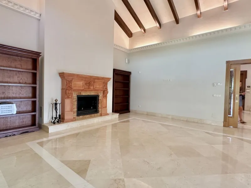 This villa is located in the prestigious and secure community  of Golden Mile Marbella.