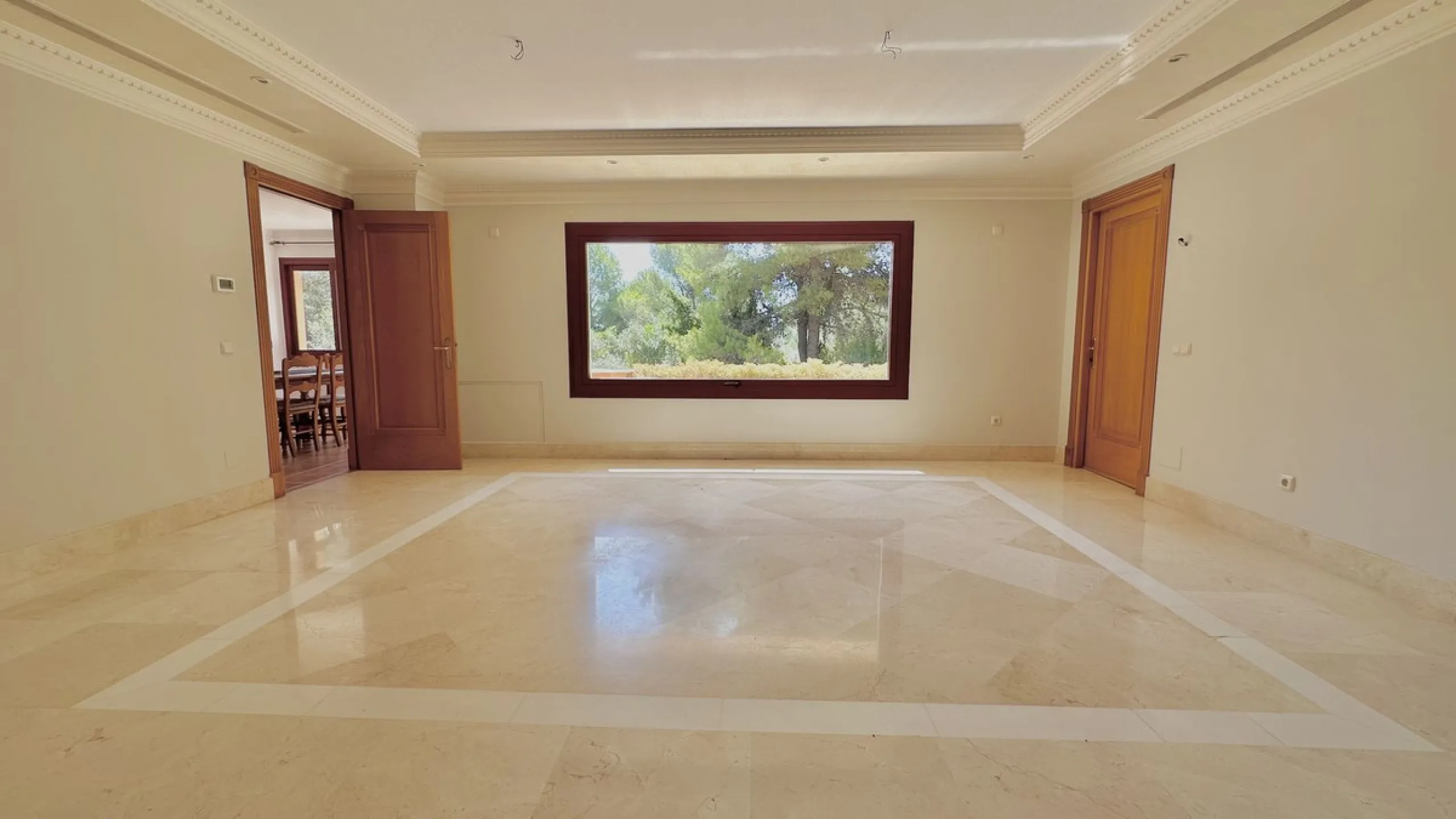 This villa is located in the prestigious and secure community  of Golden Mile Marbella.