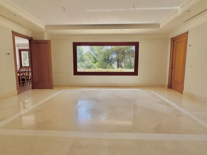 This villa is located in the prestigious and secure community  of Golden Mile Marbella.