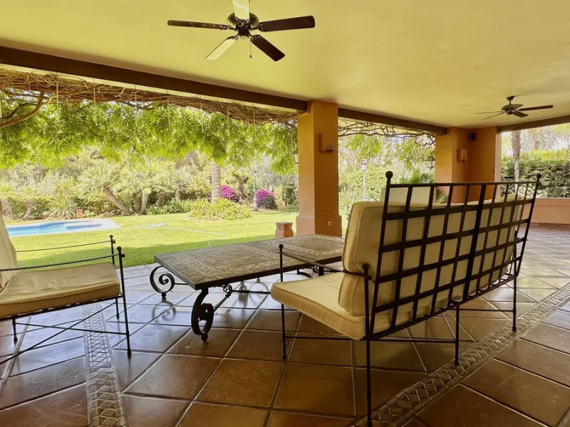 This villa is located in the prestigious and secure community  of Golden Mile Marbella.