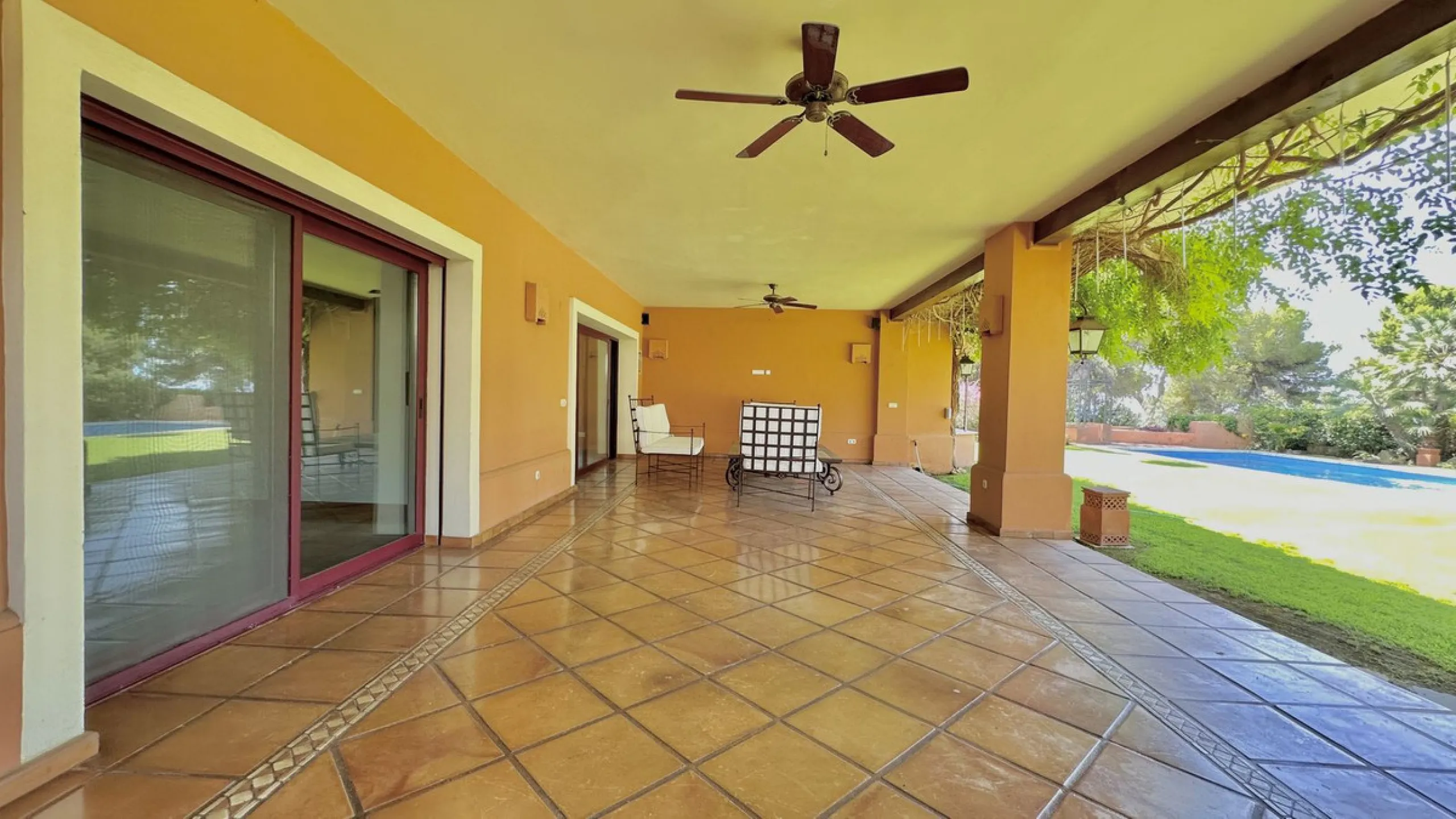 This villa is located in the prestigious and secure community  of Golden Mile Marbella.