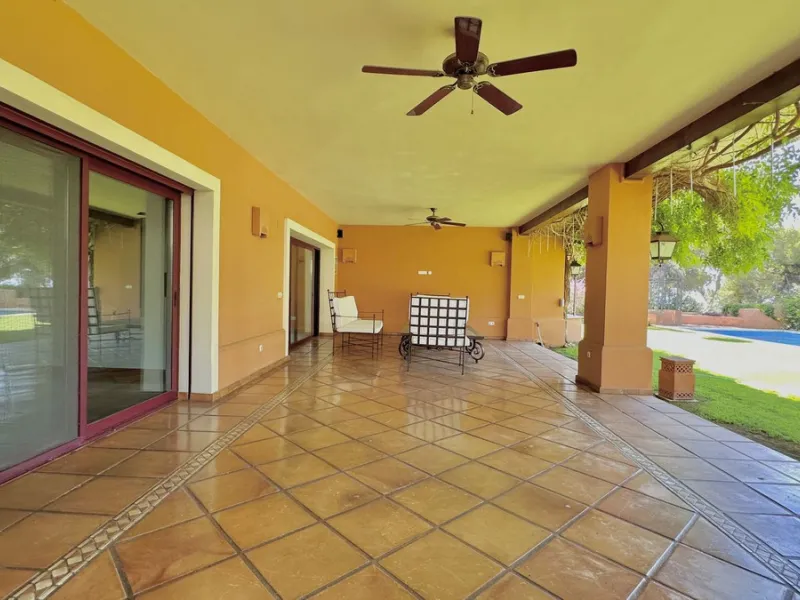 This villa is located in the prestigious and secure community  of Golden Mile Marbella.