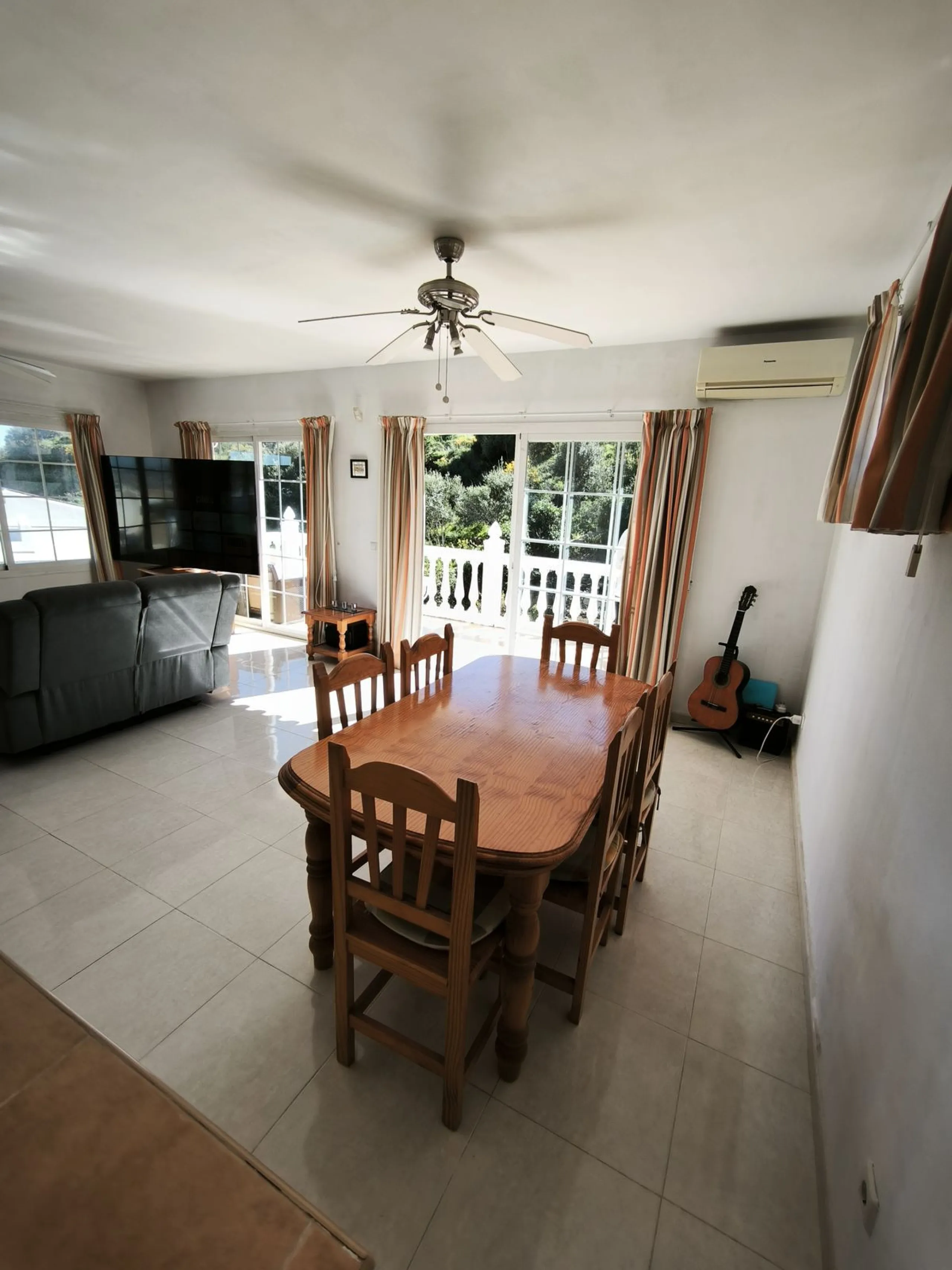 House - Detached Villa в продаже в Mijas, Málaga. В доме 5 спален и 3 ванных комнат. Площадь дома 218 м². Площадь участка 680 м²