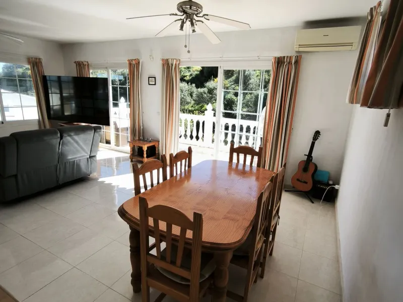 House - Detached Villa в продаже в Mijas, Málaga. В доме 5 спален и 3 ванных комнат. Площадь дома 218 м². Площадь участка 680 м²