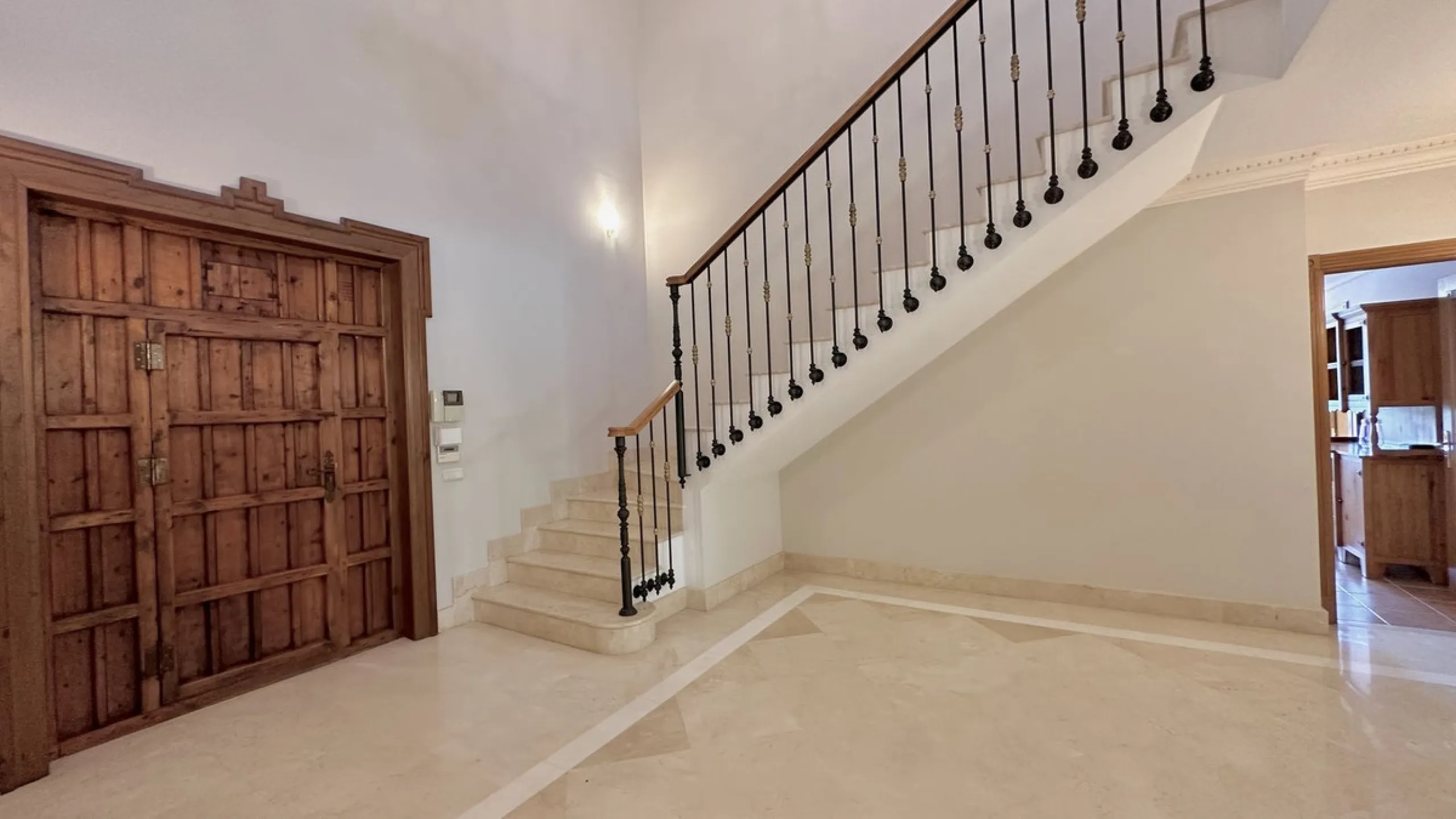 This villa is located in the prestigious and secure community  of Golden Mile Marbella.