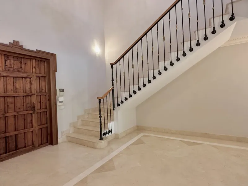 This villa is located in the prestigious and secure community  of Golden Mile Marbella.