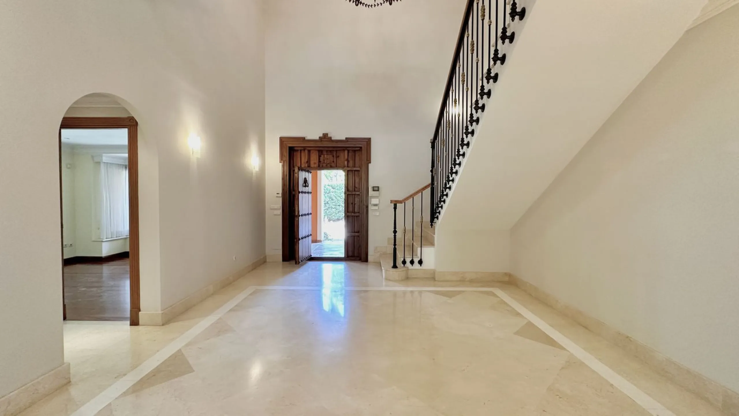 This villa is located in the prestigious and secure community  of Golden Mile Marbella.