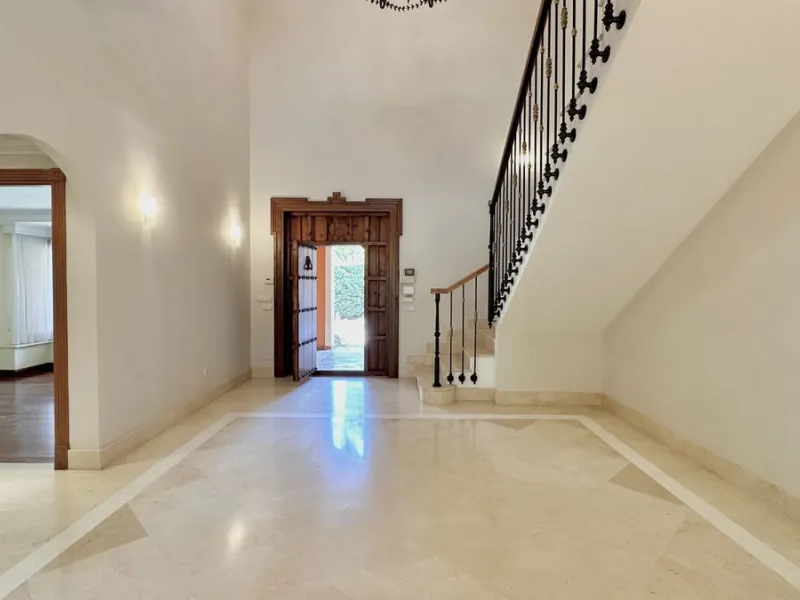 This villa is located in the prestigious and secure community  of Golden Mile Marbella.