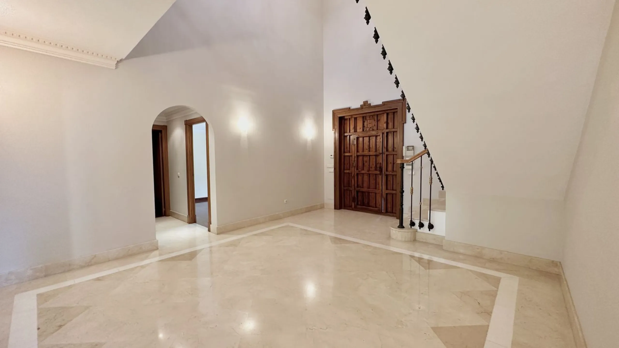 This villa is located in the prestigious and secure community  of Golden Mile Marbella.