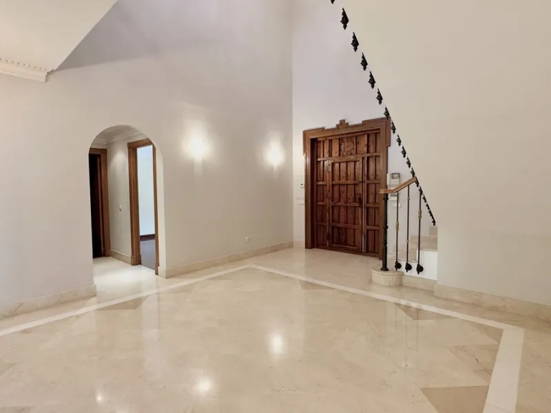 This villa is located in the prestigious and secure community  of Golden Mile Marbella.