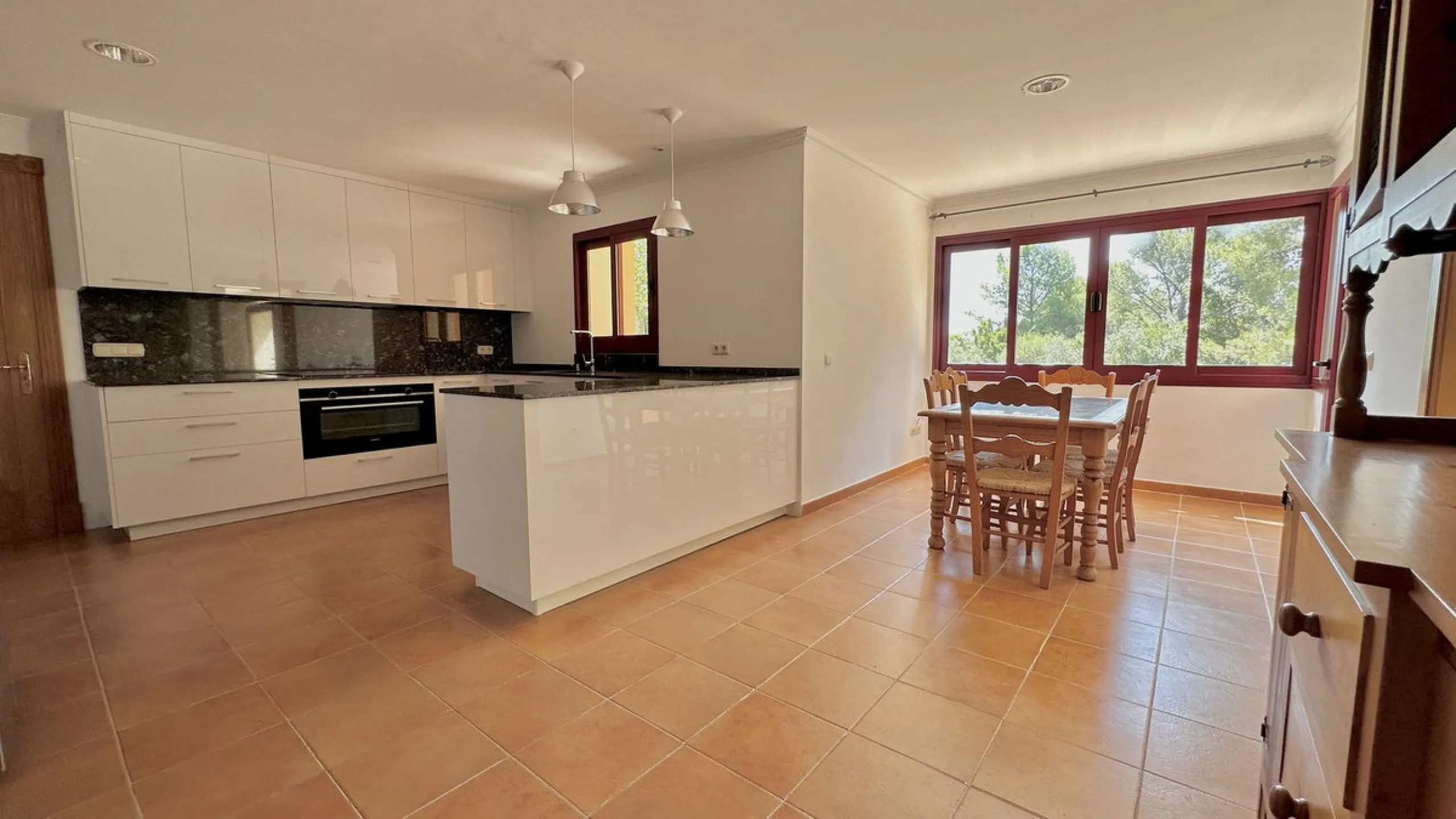 This villa is located in the prestigious and secure community  of Golden Mile Marbella.