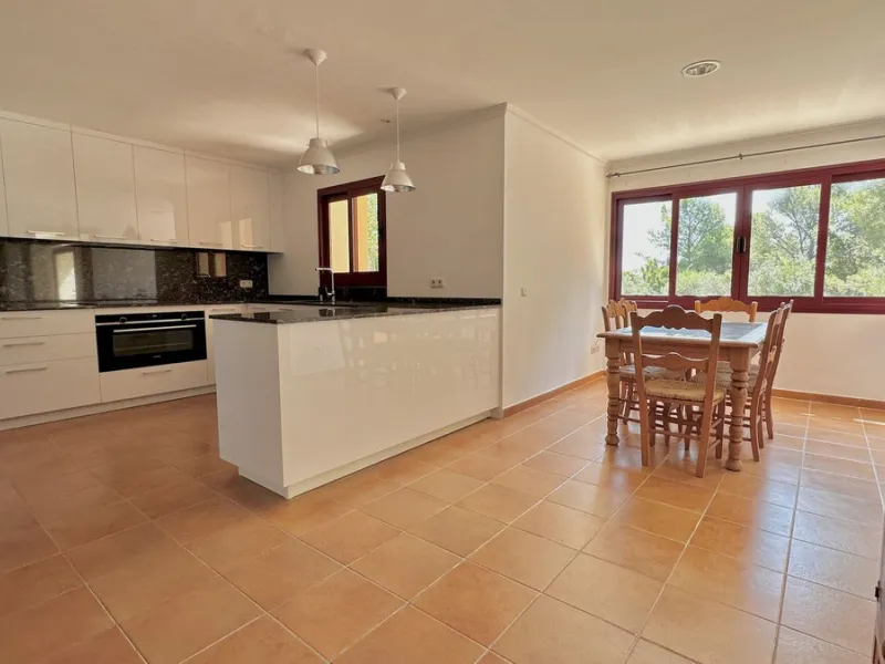 This villa is located in the prestigious and secure community  of Golden Mile Marbella.