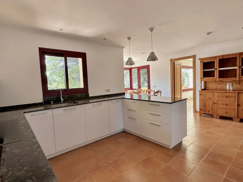 This villa is located in the prestigious and secure community  of Golden Mile Marbella.