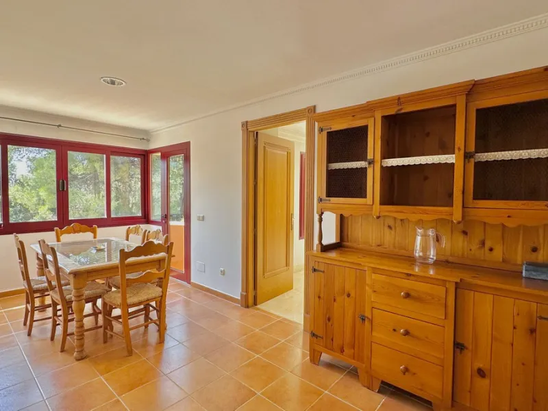 This villa is located in the prestigious and secure community  of Golden Mile Marbella.