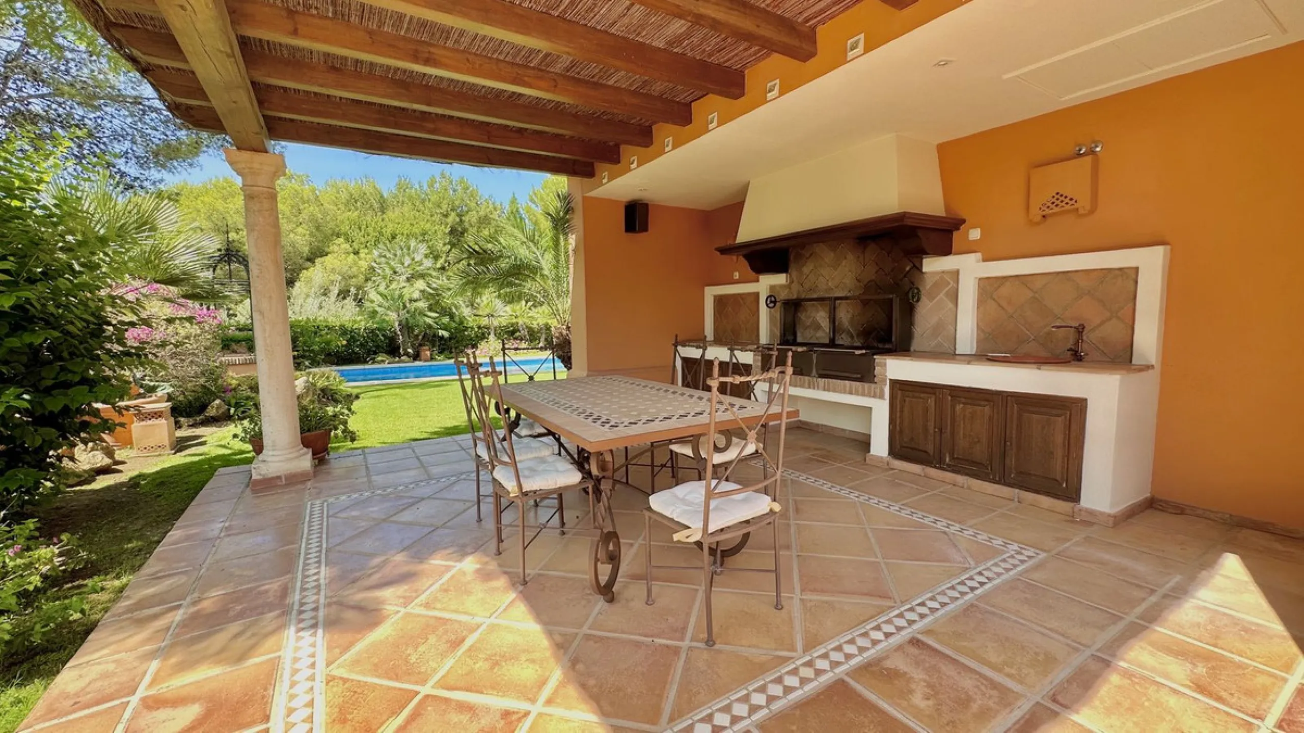 This villa is located in the prestigious and secure community  of Golden Mile Marbella.