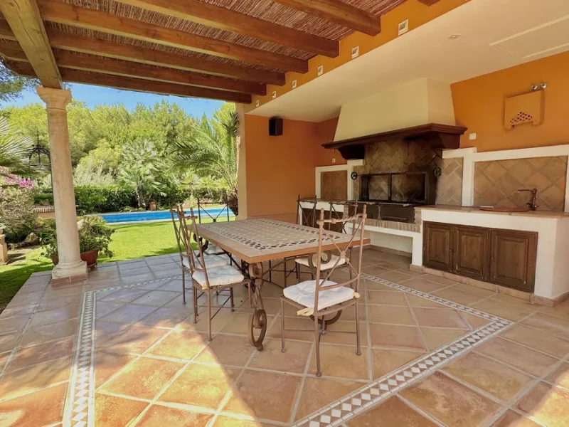 This villa is located in the prestigious and secure community  of Golden Mile Marbella.