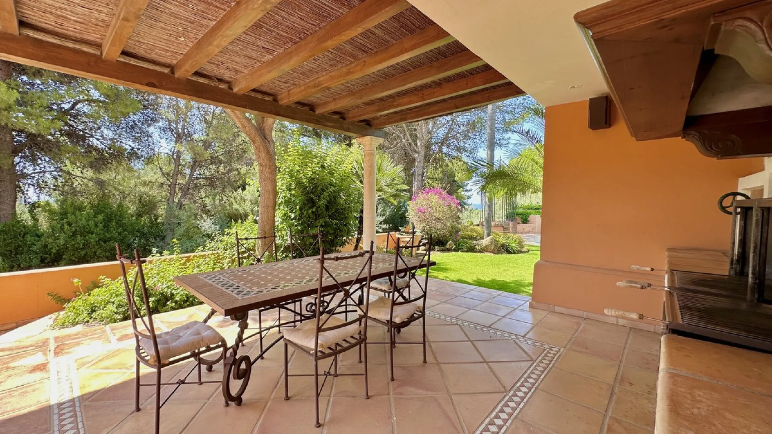 This villa is located in the prestigious and secure community  of Golden Mile Marbella.